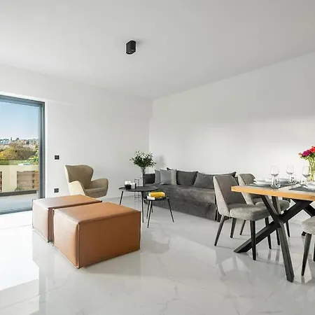 Maison Du Jardin 2-bedroom Private Outdoor Jacuzzi Apartment