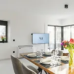 Maison Du Jardin 2-bedroom Private Outdoor Jacuzzi