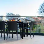 Maison Du Jardin 2-bedroom Private Outdoor Jacuzzi דירה