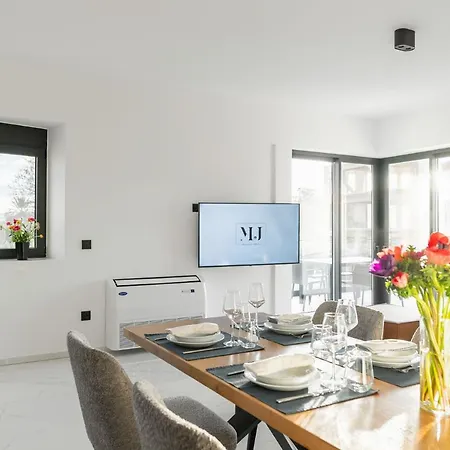 Maison Du Jardin 2-bedroom Private Outdoor Jacuzzi