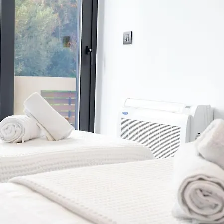 Maison Du Jardin 2-bedroom Private Outdoor Jacuzzi Apartament *