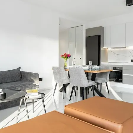 Maison Du Jardin 2-bedroom Private Outdoor Jacuzzi