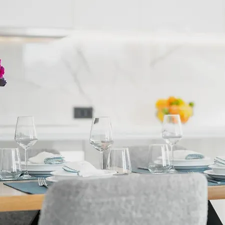 Maison Du Jardin 2-bedroom Private Outdoor Jacuzzi Apartament *