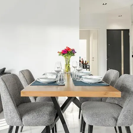 Maison Du Jardin 2-bedroom Private Outdoor Jacuzzi *