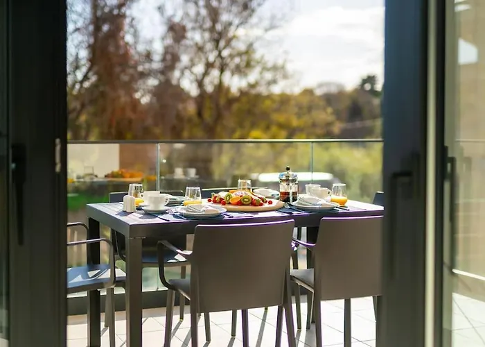 Maison Du Jardin 2-bedroom Private Outdoor Jacuzzi Apartament *