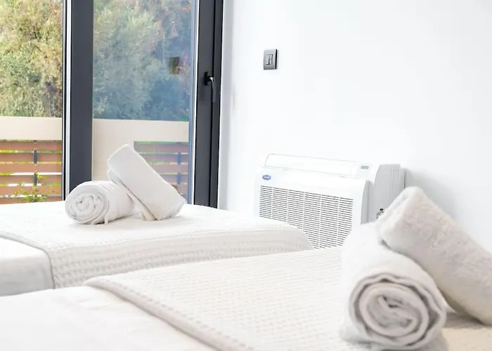 Maison Du Jardin 2-bedroom Private Outdoor Jacuzzi Apartament *