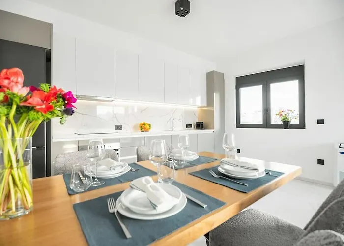 Maison Du Jardin 2-bedroom Private Outdoor Jacuzzi