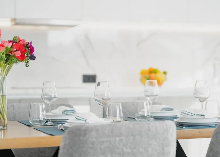 Maison Du Jardin 2-bedroom Private Outdoor Jacuzzi Apartament *